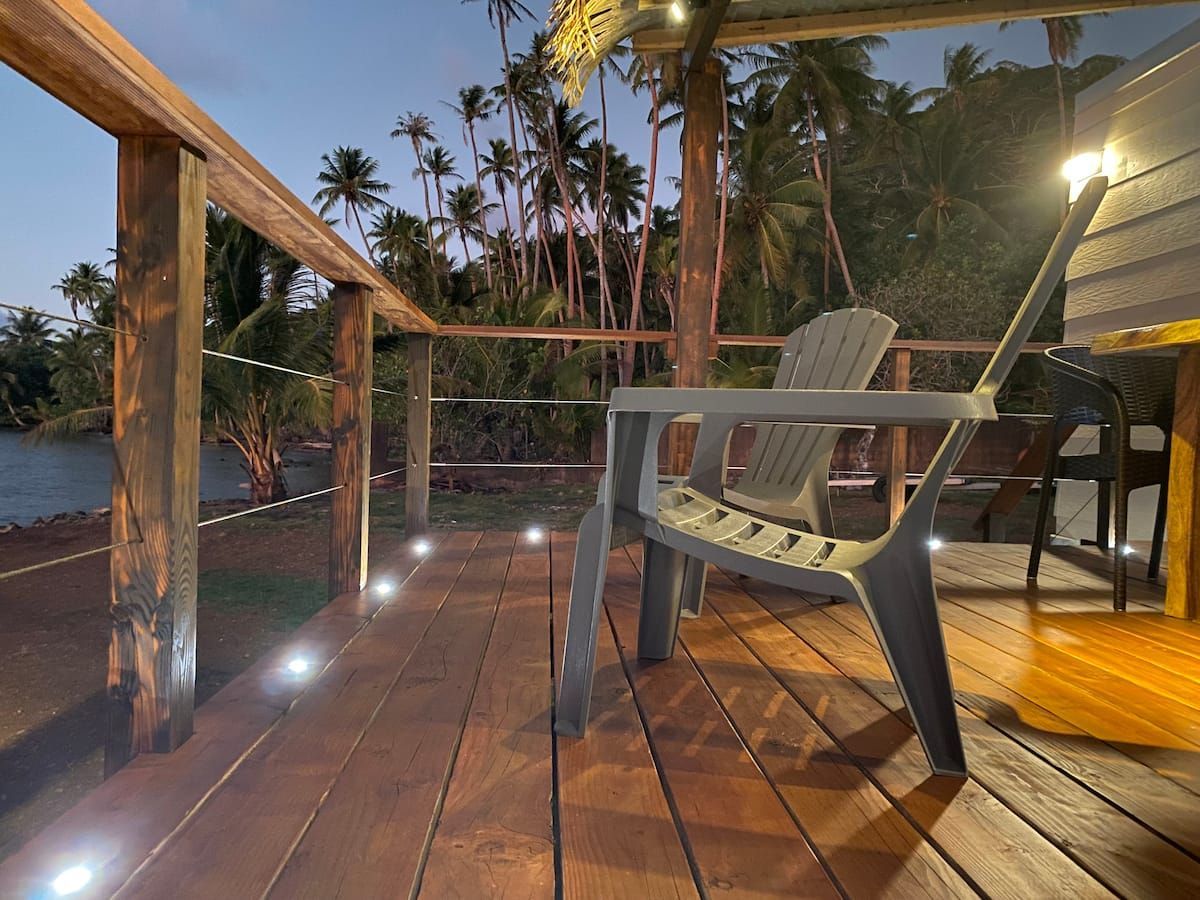 Terrasse de Reva éclairée le soir